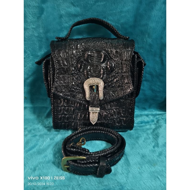 กระเป๋าหนังจระเข้สะพายข้างA4 ล็อกบ้านเศรษฐี หนังติดโหนกเต็มผืน ถักขอบละเอียดให้ทั้งใบ ของใหม่ มือ1 งานแฮนด์ พร้อมส่ง - รูปที่ 2