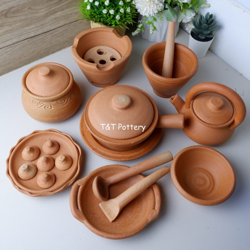 ชุดของเล่นเด็กดินเผา ชุดใหม่ มีหม้ออบ กาน้ำ ช้อน ครัวเด็ก รวม 11 รายการ