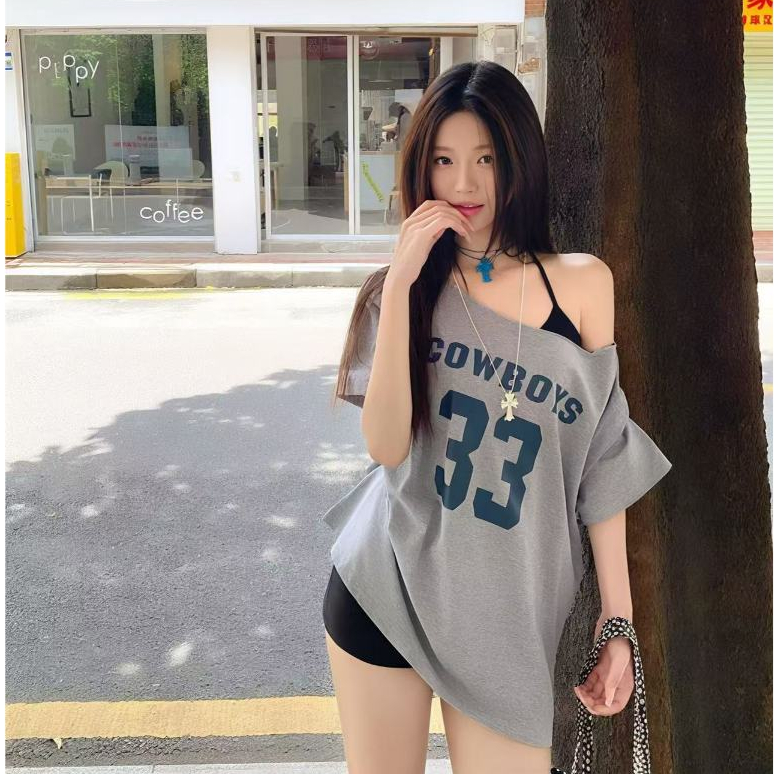 aililai1688 เสื้อยืดปาดไหล่ สีเทาลายสกรีนตัวเลข 33 มีไซส์ M-XXL เนื้อผ่าใส่สบายไม่ร้อนโดดเด่นทันสมัย
