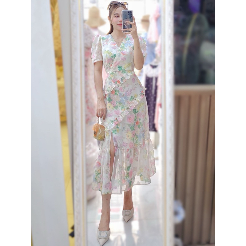 Best Sellerเดรสยาวคอวีผ้าชีฟองออแกนดี้ระบายเฉียงผ่าข้างลาย รูปที่ 6