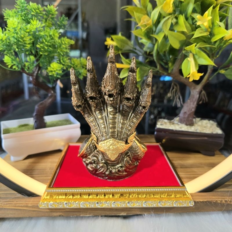 พญานาค5เศียร แร่เหล็กน้ำพี้ สูง6นิ้ว แถมฟรีฐานรอง
