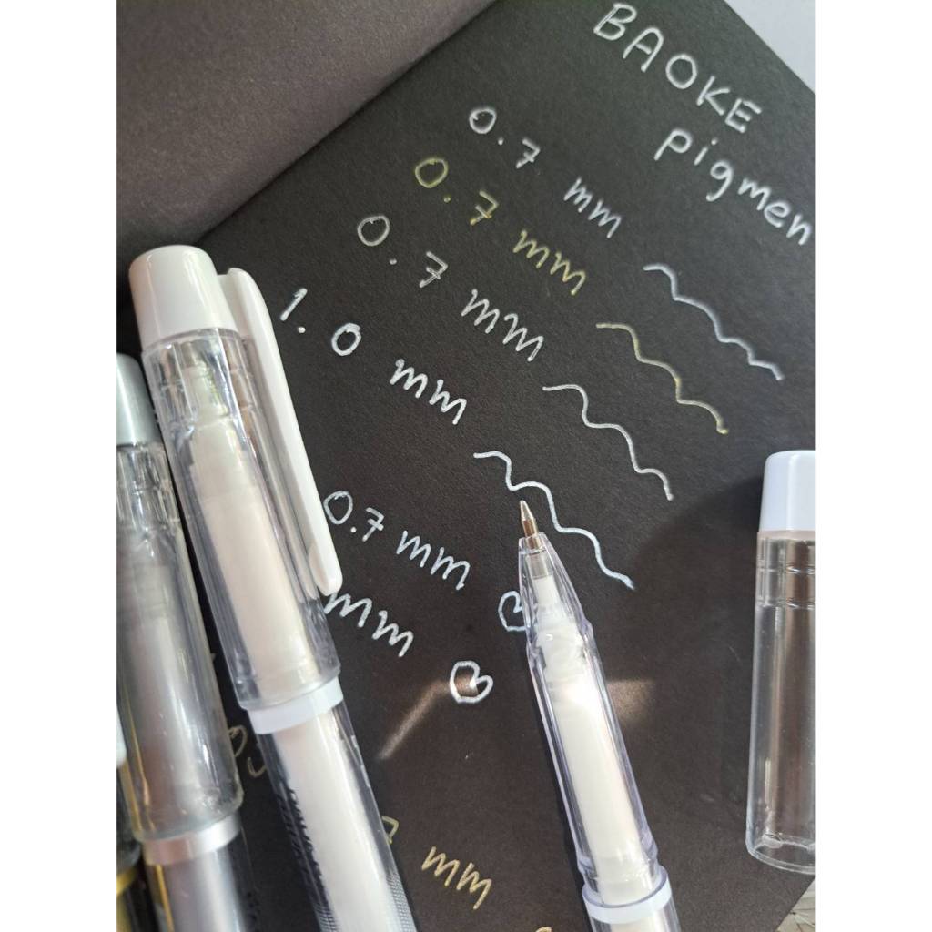 ปากกา เขียนกระดาษดำ บนผ้า บนพลาสติก บนหนัง PIGMENT INK Baoke มีให้เลือก 3 สี ขาว ทอง เงิน หัวขนาด 0.7 มม และ 1.0 มม