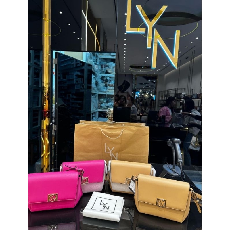 [แท้100%จากชอป] กระเป๋า Lyn sista shoulder bags กระเป๋าสะพายไหล่ ขนาด6นิ้ว