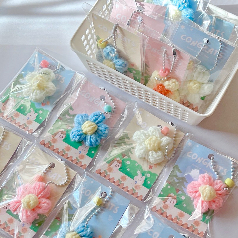 •𝒟𝒶𝓃𝑔𝑜• พร้อมส่ง พวงกุญแจดอกไม้ไหมพรม คละสี ของขวัญปัจฉิม รับปริญญา ของขวัญให้เพื่อน เรียนจบ ของชำร่วย