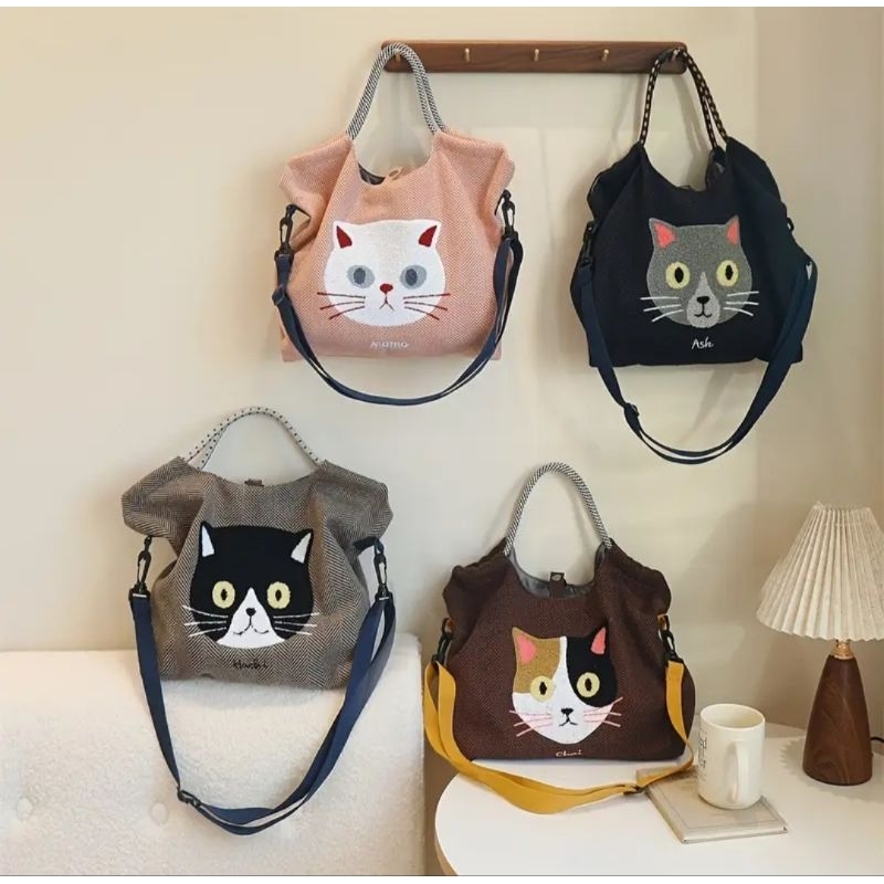 พร้อมส่ง 😸 Kawaii Cat กระเป๋าสะพายใบใหญ่ ปักลายแมว ราคาต่อใบ มี 4 สี (tote bag, crossbody bag, shoulder bag)