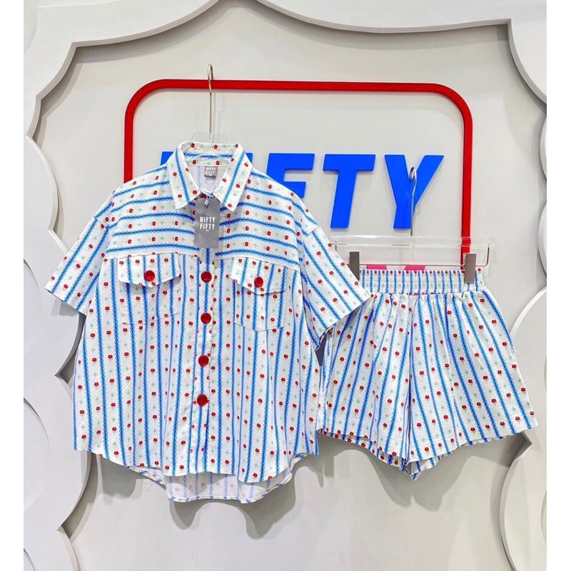 เซทเสื้อเชิ้ตยีนส์ขาสั้น ลายทางแต่งกระดุมแดง สีฟ้า ป้าย Nifty Fifty