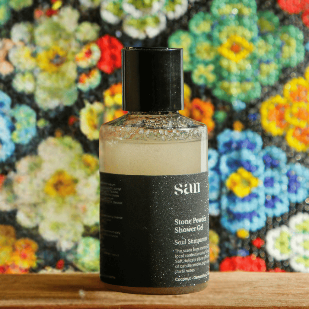 เจลอาบน้ำสครับด้วยผงหินขาว White stone powder scrub shower gel กลิ่น Nora Shadow 100 ml.