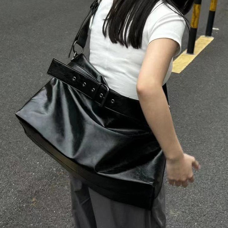 สินค้าใหม่ 2026 กระเป๋าหนังสะพายข้างใบใหญ่ Oversize belt bag NEW F025