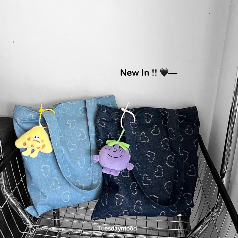 [พร้อมส่ง]🦕 𝐓𝐮𝐞𝐬𝐝𝐚𝐲𝐦𝐨𝐨𝐝 | Denim Tote Bag กระเป๋าผ้ายีนส์ลาย ดอกไม้✿ หัวใจ♥