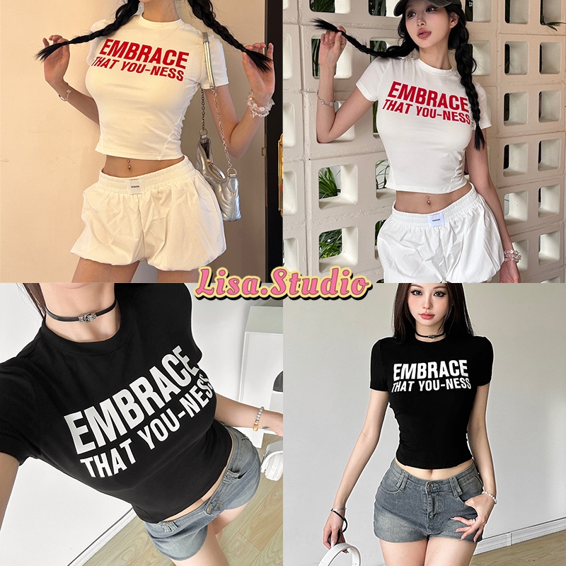 Lisa🌈พร้อมส่ง🦄เสื้อครอปท็อป เสื้อยืดสีขาว เสื้อแฟชั่นผู้หญิง เสื้อรัดรูปสีขาว croptopแขนสั้นคอกลม พิมพ์ลายตัวอักษรY2K