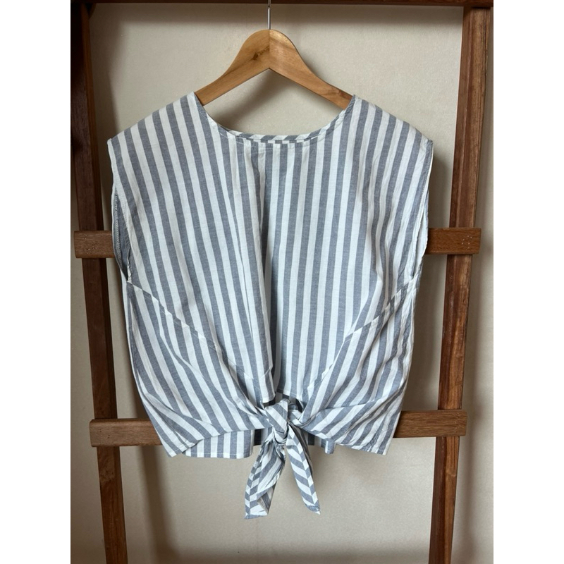 Colony x Cotton japan brand แขนกุดลายทาง ขาวเทา ผูกเอวหน้า สวย ผ้าฝ้ายเนื้อดี อก 39 ยาว 19 Freesize 