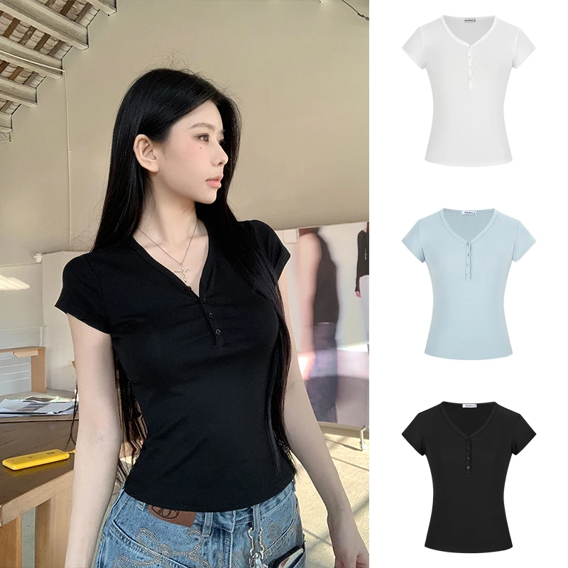 เสื้อยืดแขนสั้นคอวี ทรงสั้น กระดุมครึ่งหน้า เข้ารูป ไหล่พอดี ตัวใหม่ล่าสุด