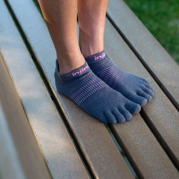 INJINJI ถุงเท้าวิ่งแยกนิ้ว WMN RUN LIGHTWEIGHT NO-SHOW COOLMAX CHARCOALรุ่นวิ่งขอสั้น (ผู้หญิง) สีชาโคล ของแท้ - รูปที่ 4