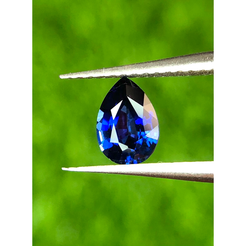 แซฟไฟร์สีน้ำเงินทรงหยดน้ำน้ำหนัก 0.87 กะรัต สีน้ำเงินเข้ม เหมาะสำหรับทำจี้ ขนาด 6.8x4.8x3.1 มม.