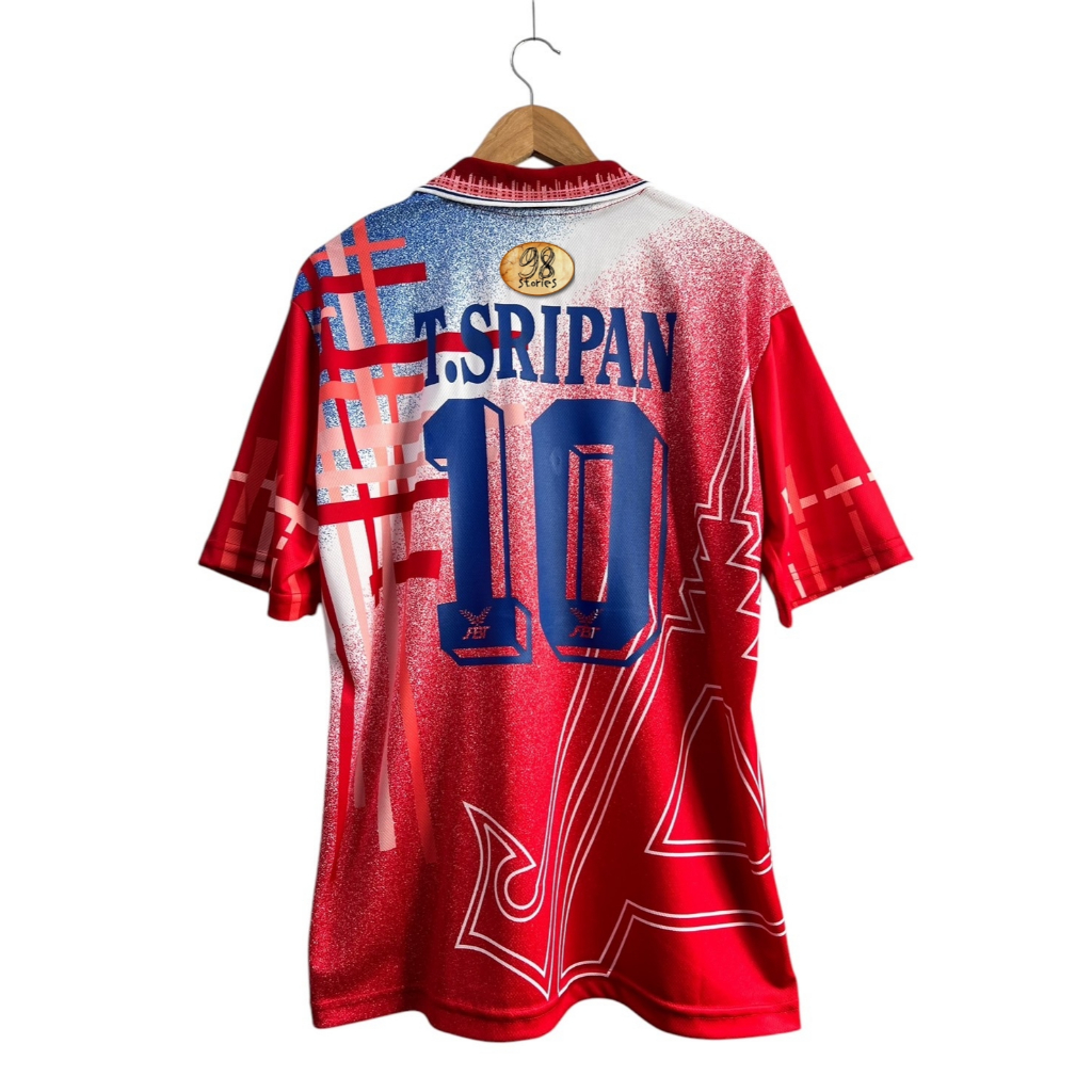 เสื้อบอลย้อนยุค ทีมชาติไทย 1998 เอเชี่ยนเกมส์ครั้งที่13 สีแดง พร้อมสกรีนชื่อเบอร์ ตะวัน 10