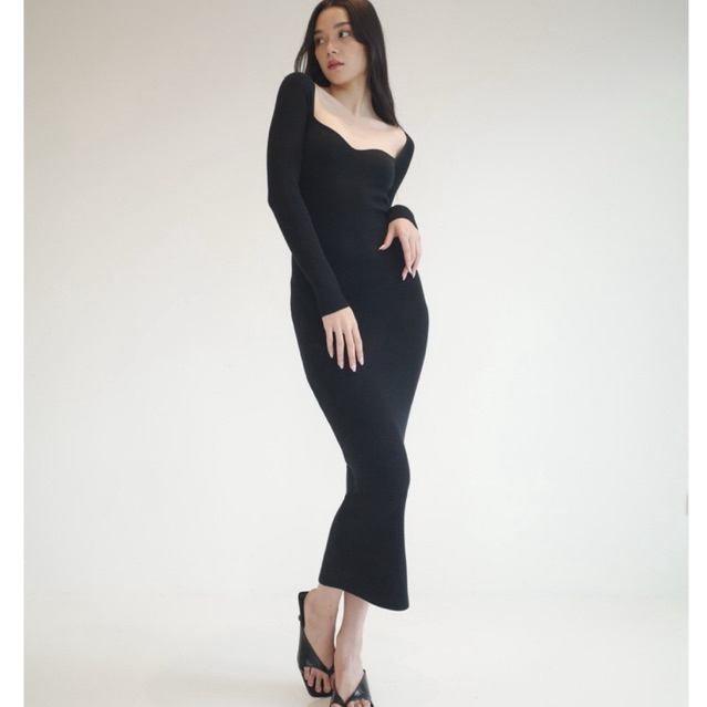 WEEKEND WARDROBE - Maxi Dress  เดรสผ้านิตเข้ารูป