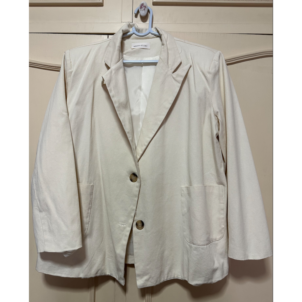 akkara studio - เสื้อเบลเซอร์สีครีม free sizeส่งต่อ