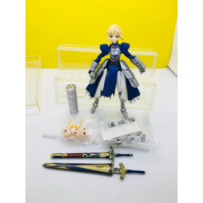 (แท้ / มือ 2/ ไม่มีฐาน อุปกรณ์ตามรูป)  Fate/Stay Night: Saber Figma Action Figure พร้อมส่งคะ