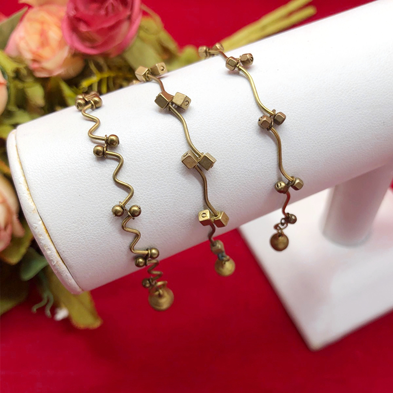 สร้อยข้อมืองานดิบทองเหลืองลายเถาวัลย์ คละเเบบ ความยาว 6.5-7 นิ้ว งานดิบไม่ได้ชุบ ทองเหลืองโบราณ ใส่ได้ทุกโอกาส พร้อมส่ง