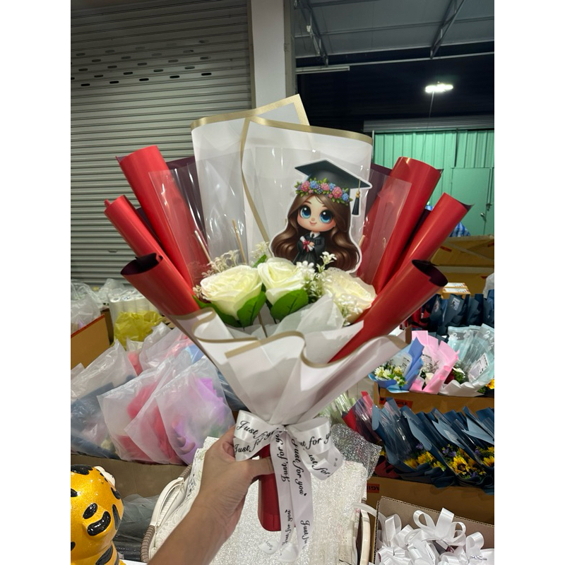 ช่อดอกไม้บัณฑิต ใส่ธนบัตร 5ใบ กุหลาบหยดน้ำ 3ดอก(เลือกตัวการ์ตูนหมายเหตุได้นะคะ) - รูปที่ 6