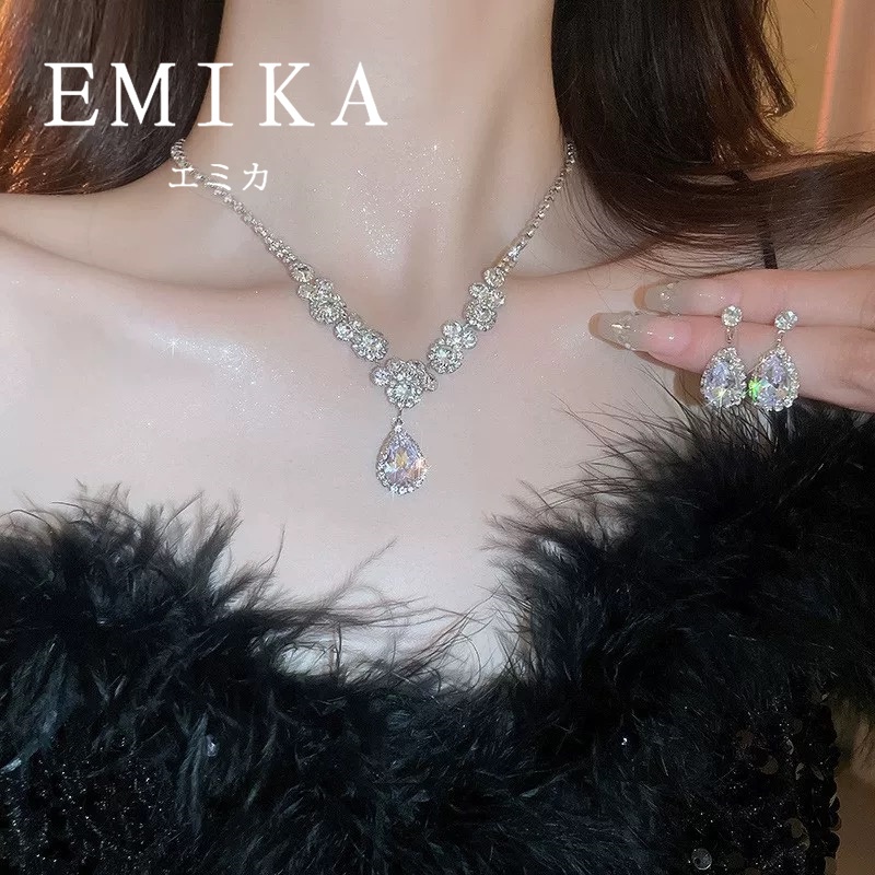 EMIKA ชุดเครื่องประดับ สร้อยคอและต่างหู หรูหรา สร้อยคอไรน์สโตนสีเงิน สำหรับงานแต่ง งานเลี้ยง