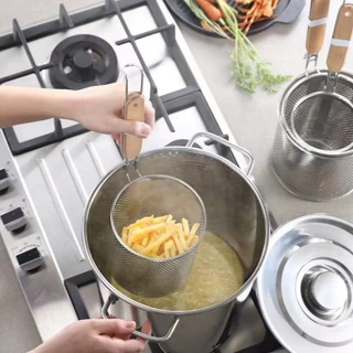 UTENSILS (พร้อมส่ง) กระชอนลวกเส้น เสริมโครง ขนาด 12/16/20 ซม. ตะกร้อลวกเส้น ที่ลวกเส้นก๋วยเตี๋ยว กระชอนด้ามไม้สั้น ตะแกร
