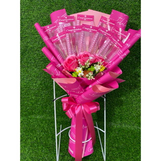 ช่อรับปริญญา ช่อดอกไม้ปัจฉิม ใส่ซองพิมพ์ลายcongratulations 1…