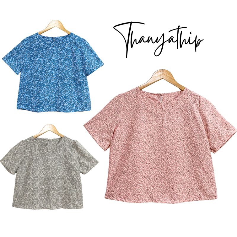 เสื้อลำลอง​แขนสั้น​ คอกลม​ กระดุมหลัง​ ผ้าไหมอิตาลี​ ลายดอกไม้