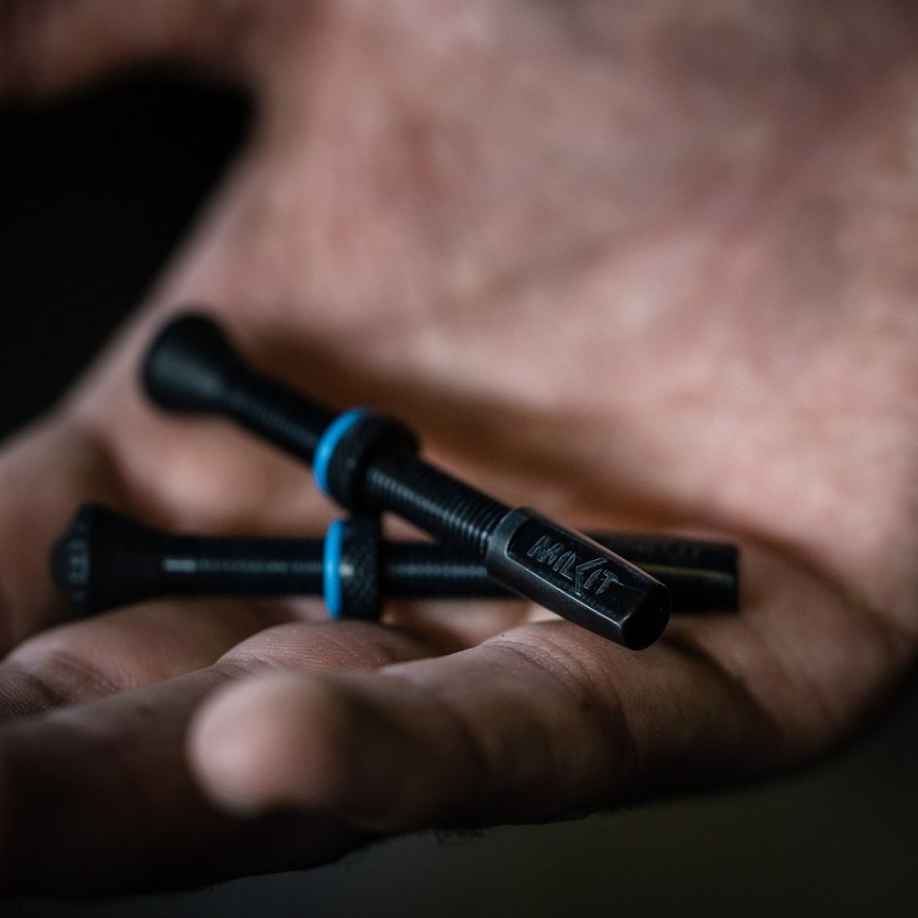วาล์วทูปเลส จุ๊บเติมลม ตัวช่วยเติมน้ำยาได้ง่ายๆ Tubeless Valve #milKit