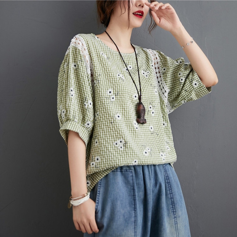 QKshop  สต๊อกแน่น  เสื้อแฟชั่นผู้หญิง เป็นงานลายตารางพร้อมดอกไม้ 4 สีสันสวยๆให้เลือก เนื้อผ้าดี ใส่สบาย ราคาจึ้งมาก  พร