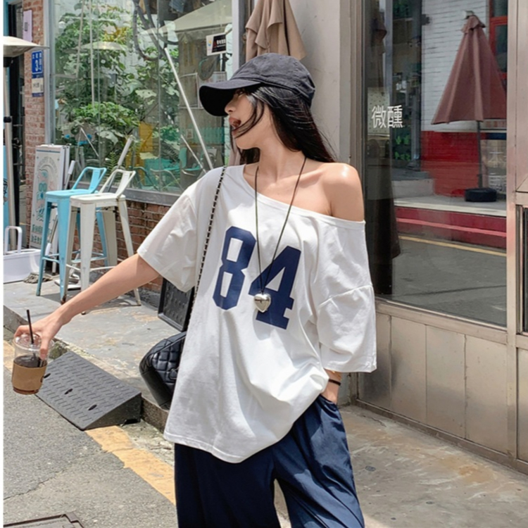 เสื้อยืดผู้หญิง เสื้อปาดไหล่ ลาย84 ทรงหลวม ใส่ชิคๆ สวมใส่สบาย #1502290
