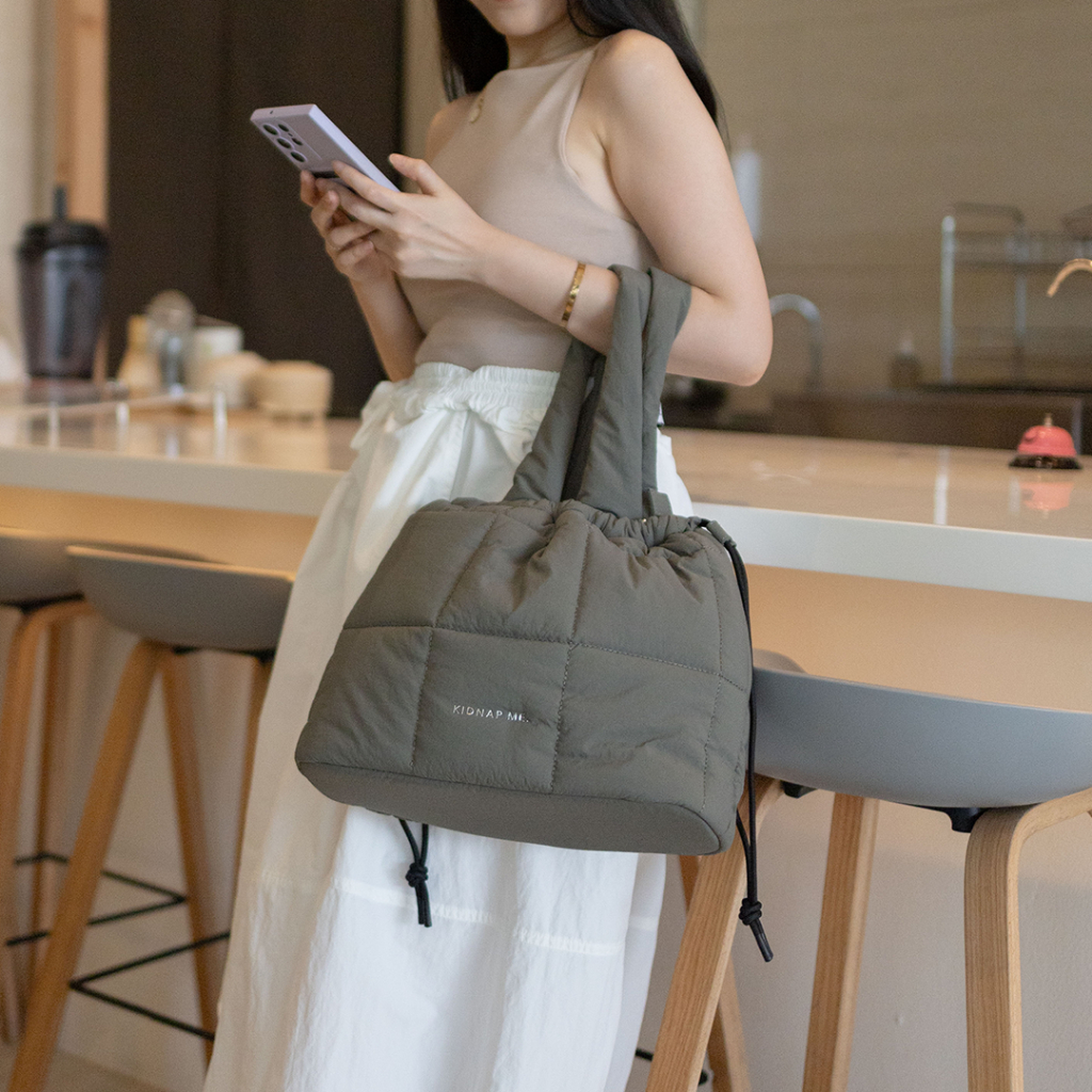 กระเป๋าสะพายข้าง กระเป๋าถือ สะพายไหล่ เนื้อนุ่ม ขนาดกลาง  ผ้าโพลีเอสเตอร์ LOAF BAG KIDNAP ME. - รูปที่ 5