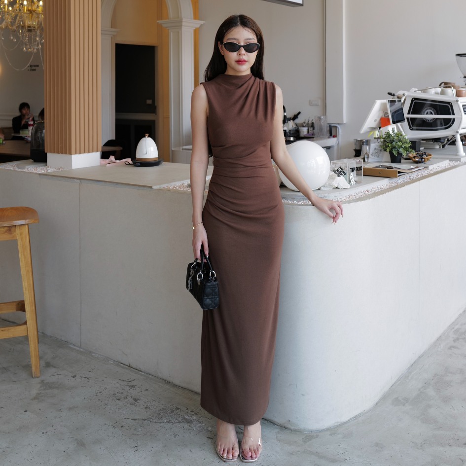 INTUON #9813​ (พร้อมส่ง) เดรสยาวคอชิดแขนกุด แต่งย่นไหล่และย่นตรงเอว T-SHIRTNISTA - รูปที่ 4