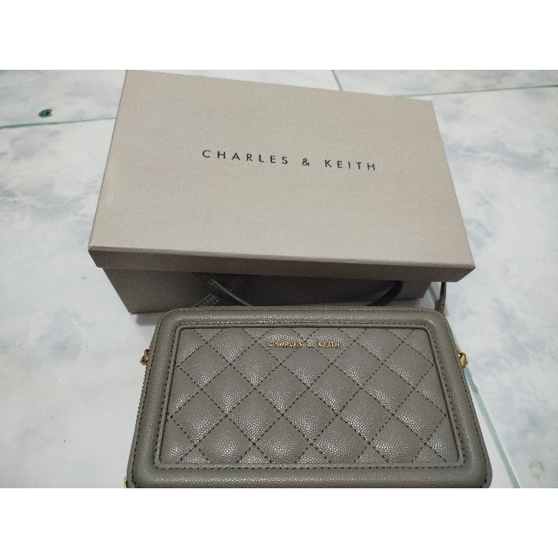 กระเป๋าสตางค์แบบสะพาย แบรนด์CHARLES & KEITH