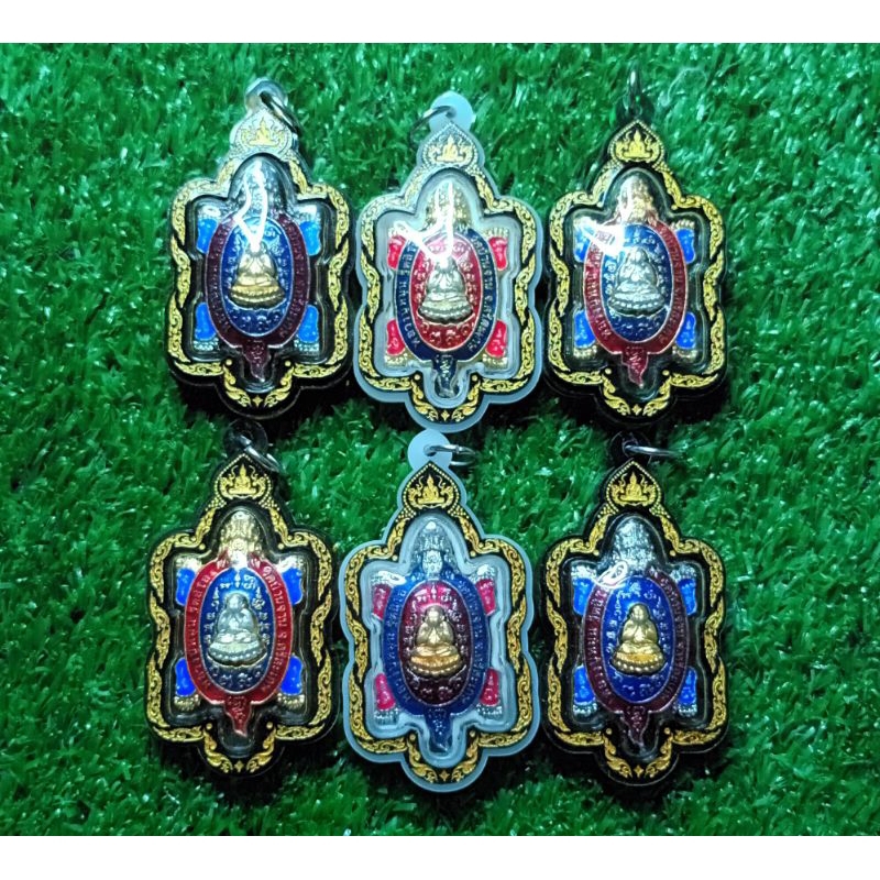 เหรียญหล่อประกบ 2 ชิ้น หลวงปู่หมุน รุ่นรวยปลดหนี้ ปี 67 เลี่ยมกันน้ำ มีกล่องเดิม (แท้ )