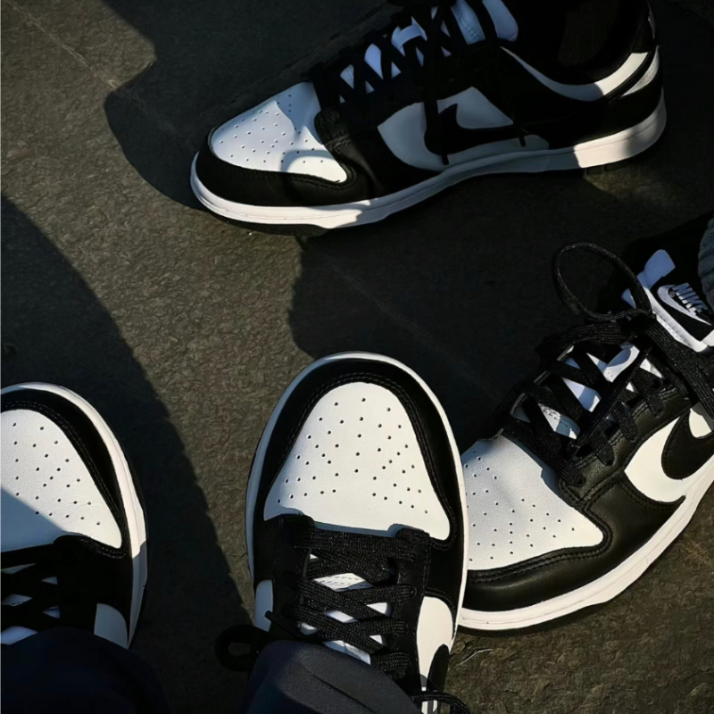 ของแท้ 100 % NIKE DUNK LOW BLACK / WHITE " PANDA " GREY FOG SNEAKERS รองเท้าสเก็ตบอร์ดสำหรับผู้ชายและผู้หญิง DD1391-100