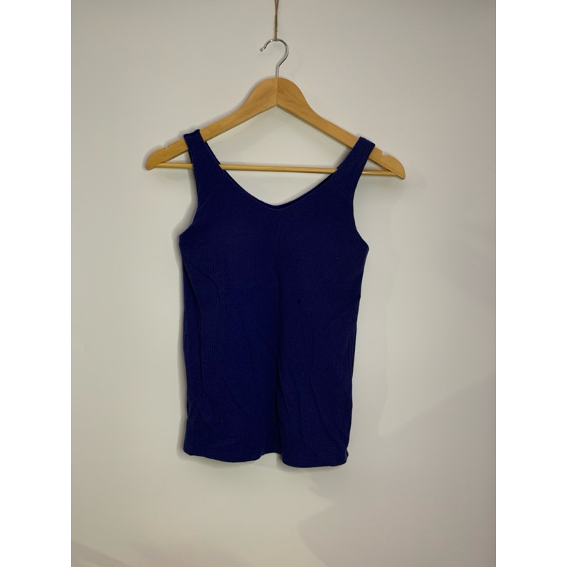 เสื้อกล้ามคอวีผ้าร่องสีน้ำเงิน Uniqlo Bratop Airism ไซส์ S (สีดรอปเล็กน้อย)