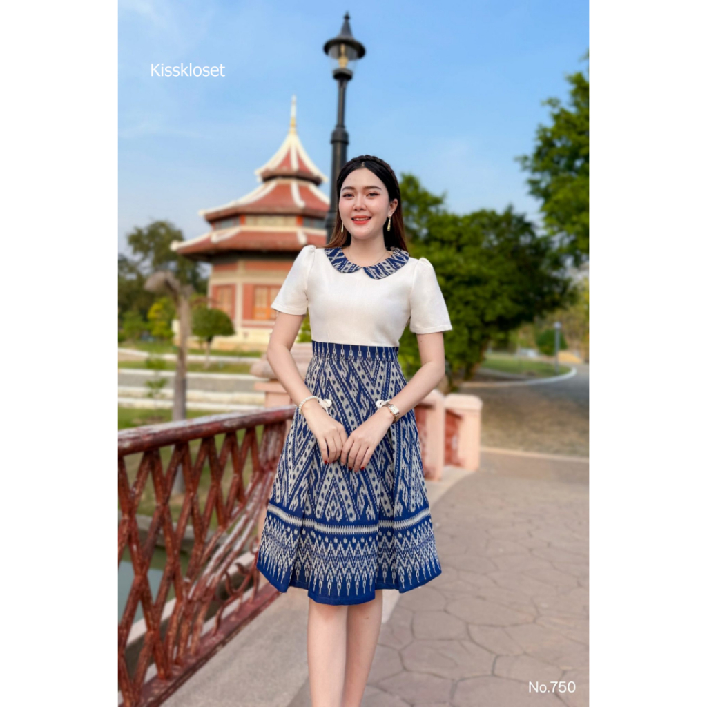 ชุดเดรสผ้าฝ้ายทอลาย คอบัว แต่งโบว์ที่กระโปรง ทรงกระโปรงบานทวิส งานอัดกาวทั้งชุด ทุกชิ้น ซิปซ่อนด้านห