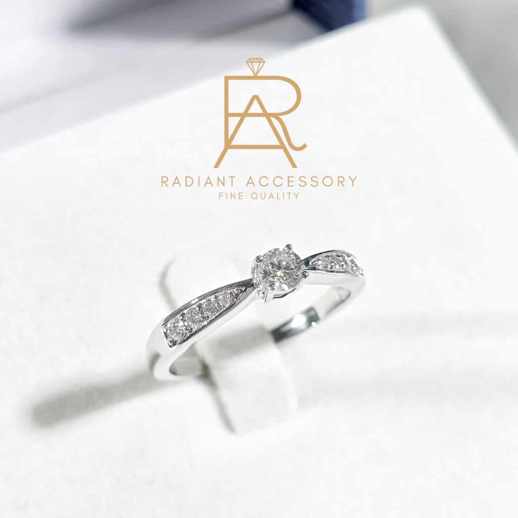 แหวนเงินแท้เม็ดชูฝังเพชร Moissanite 0.3 กะรัต ทรงกลม ฝังบ่าข้างชุบทองคำขาว