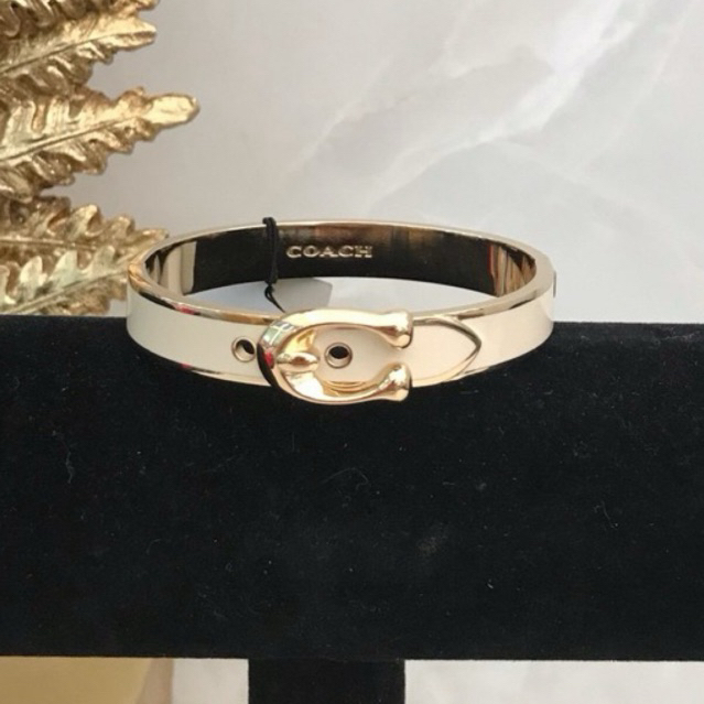 ✅🎀(สด-ผ่อน) 382792 ENAMEL BUCKLE HINGE BANGLE BRACELET กำไลขาวCเข็มขัดทอง
