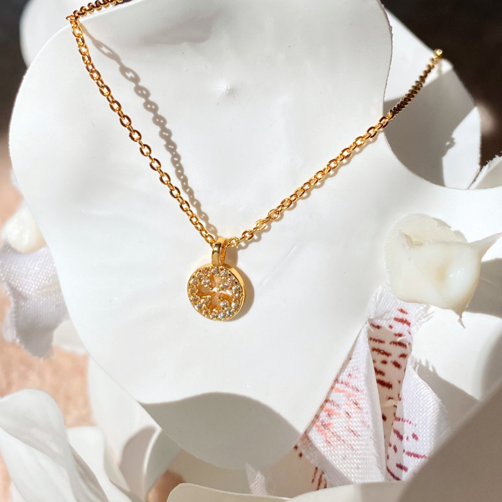 earika.earrings - lucky clover necklace สร้อยคอจี้กลมคริสตัลรูปใบโคฟเวอร์ 4 แฉก เงินแท้ เหมาะสำหรับค