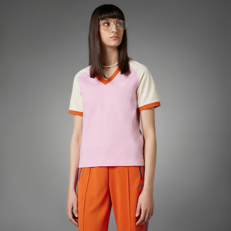 พร้อมส่ง ของใหม่ ไซส์ S อดิดาส เสื้อยืด คอวี สีชมพู adidas Lifestyle Adicolor 70s V-Neck Cali Tee Wo