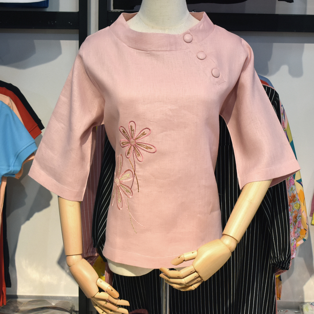 เสื้อลินิน คอจีน กระดุมปาด ปักลายดอกไม้ สีชมพู แบรนด์ seven ผ้าลินินแท้ 100% ทรงสวย สวนใส่สบาย