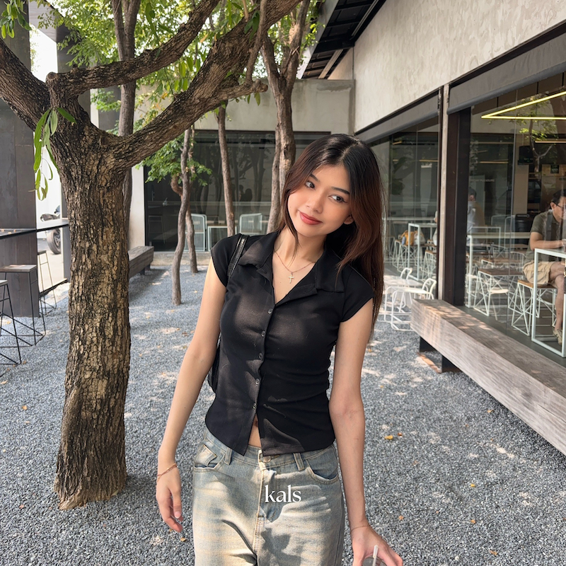 Kals - Colla Shirt Top เสื้อยืดเชิ้ตคอปก ดีเทลกระดุมหน้า ผ้ายืดเข้ารูป