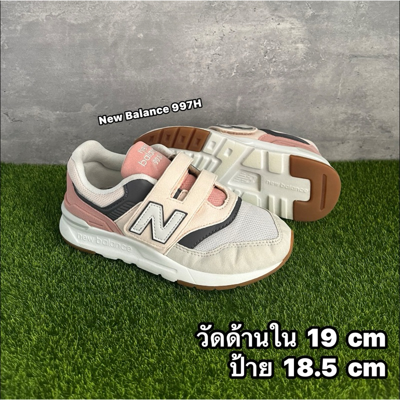 รองเท้าเด็กมือสองสภาพดี สีเทาชมพู พื้นโฟม ตีนตุ๊กแกสวมง่าย น้ำหนักเบา New Balance 997H 18.5-19 cm