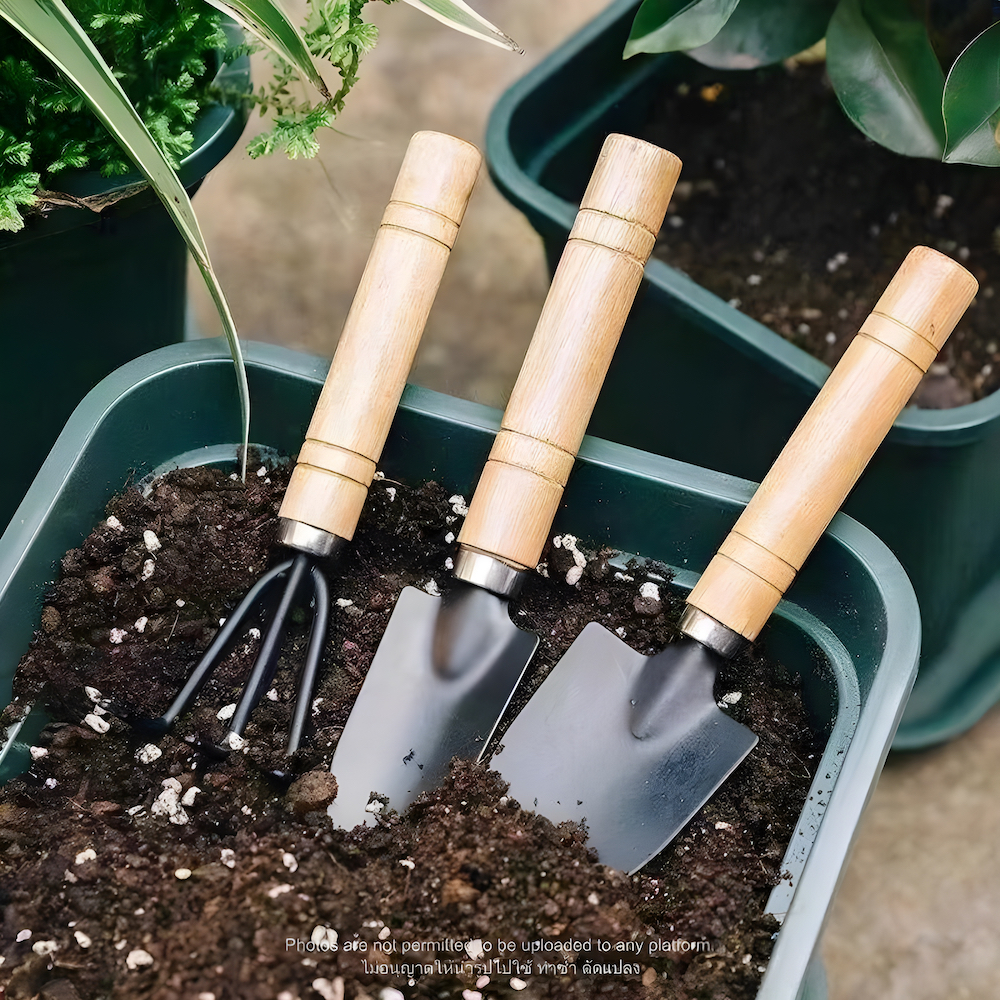 ชุดอุปกรณ์ทำสวนขนาดพกพา Garden Tool Set ไม้ด้ามจับไม้ไผ่ หัวเหล็กคุณภาพสูง 3 ชิ้น พลั่วตักดิน จอบเล็ก เสียมเล็ก เหมาะสำห