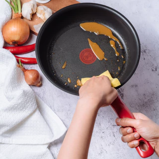 TEFAL กระทะด้ามนอนสติ๊กทรงตื้น So chef รุ่น G1350696 ขนาด 28 ซม. สีแดง