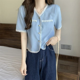 NEW เสื้อเชิ้ตแขนสั้น เสื้อผ้าผู้หญิงคอวี ขอบเสื้อผู้หญิงตอนหน้าอกและแขนเสื้อ ดีไซน์เกาหลีเกาใจมากๆ แต่งกระดุกหน้าเรียบ
