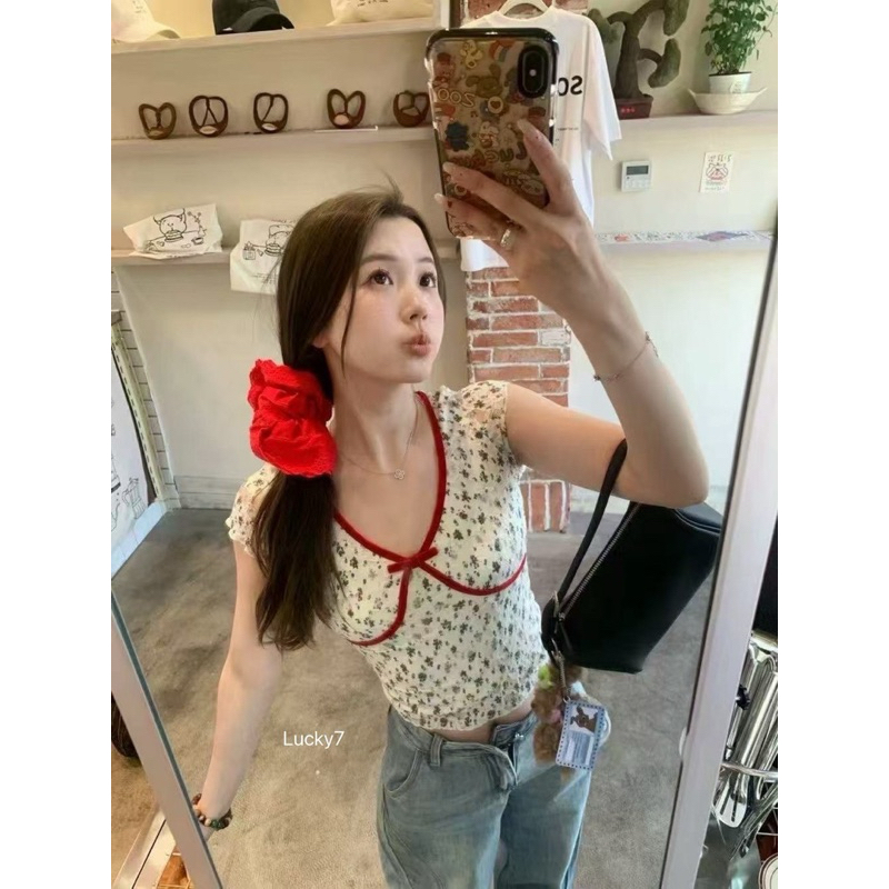 BY IRA (6228) 💥พร้อมส่ง💥 เสื้อครอปแขนสั้นคอวี ติดโบว์ Mini น่ารัก ลวดลายดอกไม้ลูกไม้ เสื้อรัดรูป รัดเอว ตัดขอบ - รูปที่ 3
