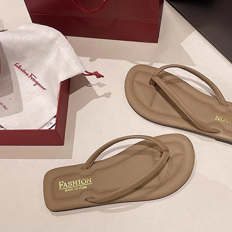 Beemory .พร้อมส่งทุกพื้นที่ รองเท้าหูหนีบแฟชั่น รุ่นนี้บอกเลยห้ามพลาด งานดีราคาโปรแบบสุดๆ วัสดุคุณภาพดี มี 4 สีให้เลือก